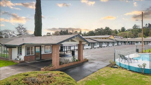 Town House Motel - image 14