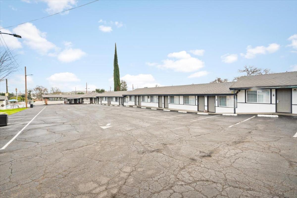 Town House Motel - image 2