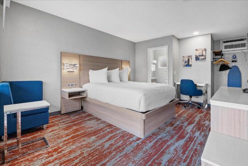 Town House Motel - image 25