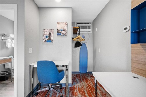 Town House Motel - image 26