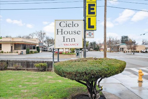 Town House Motel - image 29