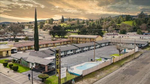 Town House Motel - image 33