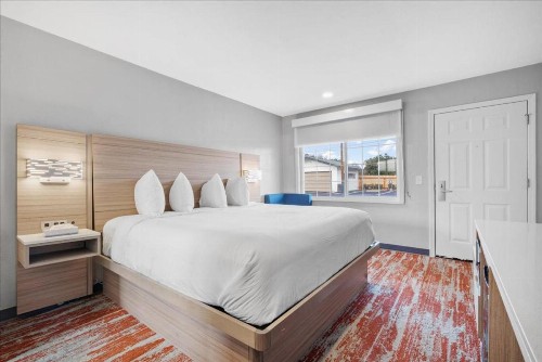 Town House Motel - image 36