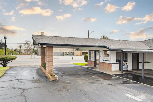 Town House Motel - image 4