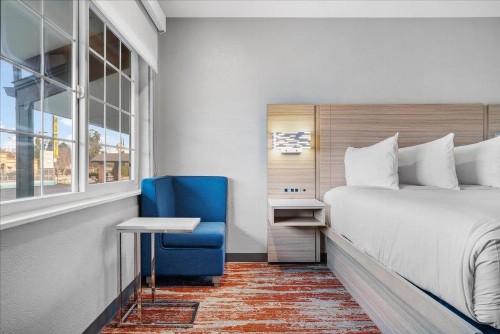 Town House Motel - image 5