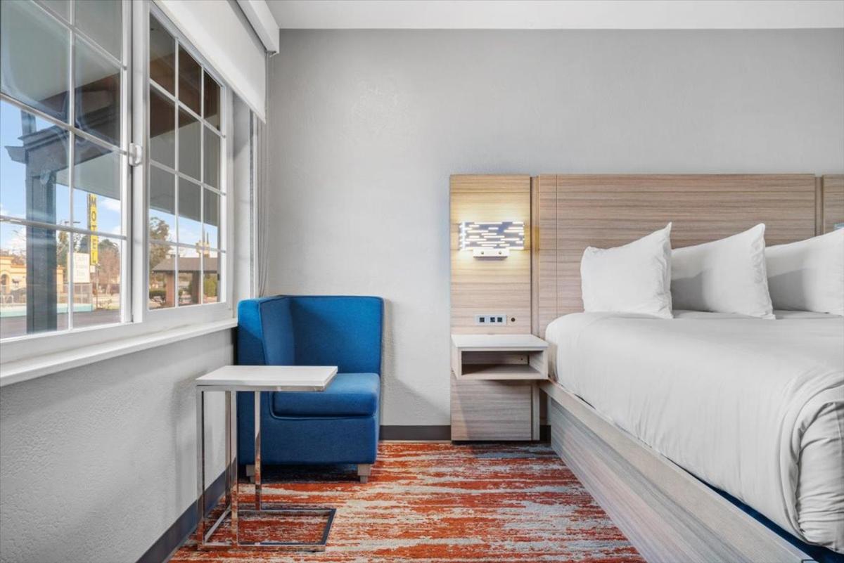 Town House Motel - image 5