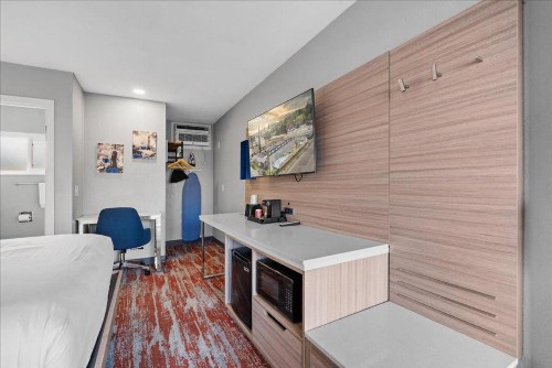 Town House Motel - image 7