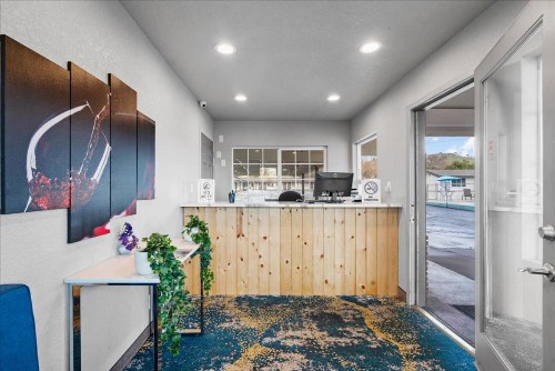 Town House Motel - image 9