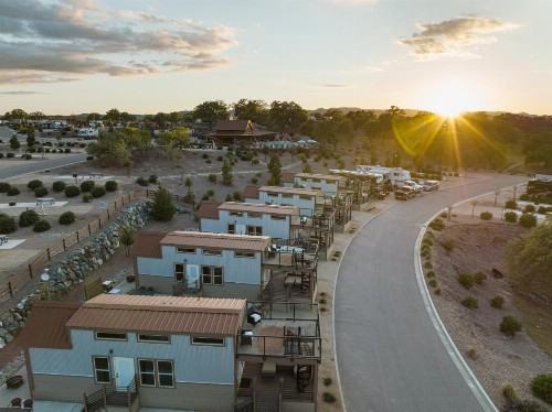 Cava Robles RV Resort - image 35