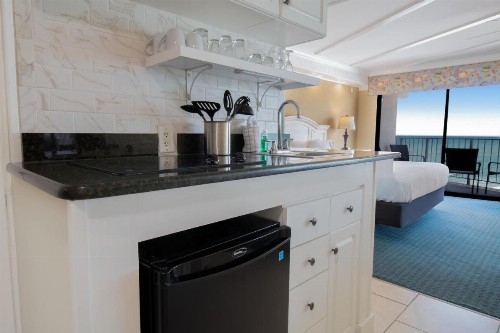 Oceanfront Litchfield Inn - image 14