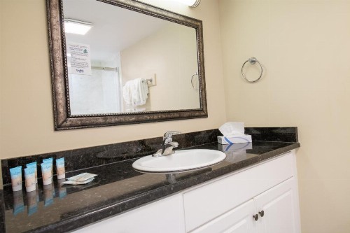 Oceanfront Litchfield Inn - image 2