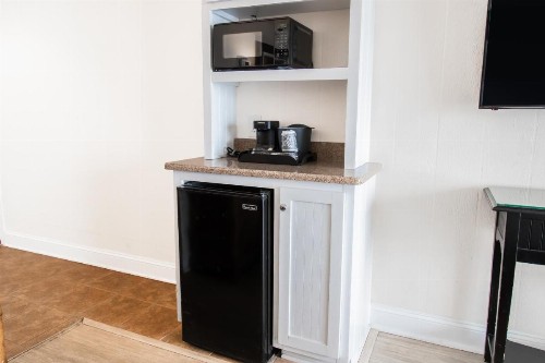 Oceanfront Litchfield Inn - image 31