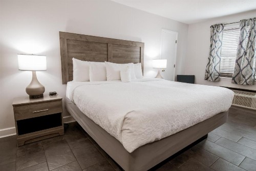 Oceanfront Litchfield Inn - image 42