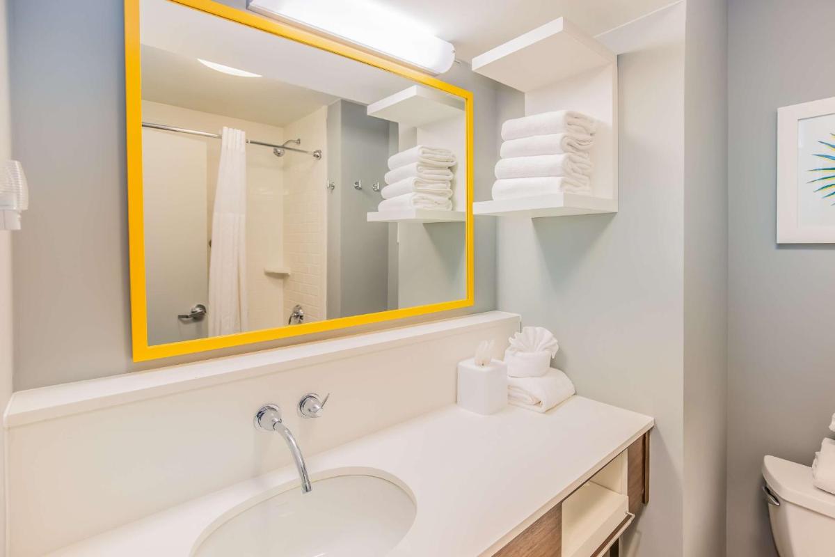 Hampton Inn Pensacola Beach - image 7