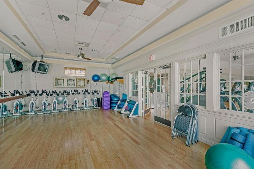 Luxurious 2 BR Condo with Panoramic Ocean Views - image 13