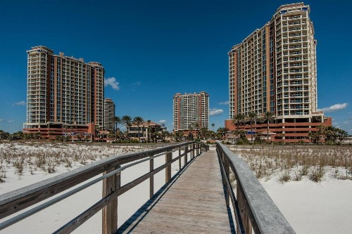 Luxurious 2 BR Condo with Panoramic Ocean Views - image 15