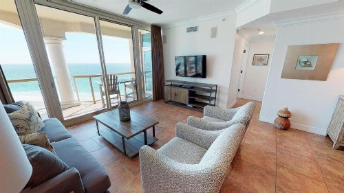 Luxurious 2 BR Condo with Panoramic Ocean Views - image 21