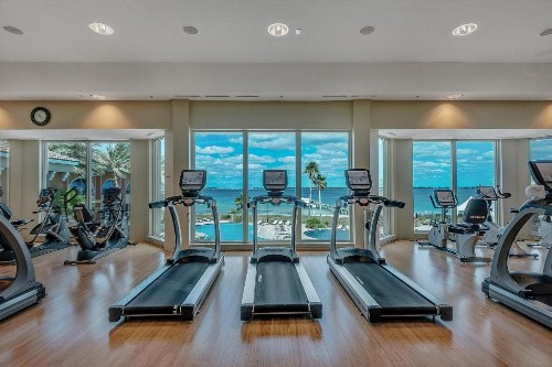 Luxurious 2 BR Condo with Panoramic Ocean Views - image 28
