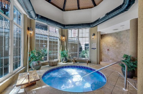 Luxurious 2 BR Condo with Panoramic Ocean Views - image 33