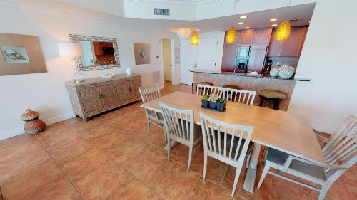 Luxurious 2 BR Condo with Panoramic Ocean Views - image 7