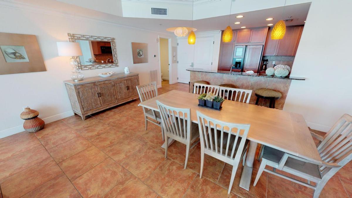 Luxurious 2 BR Condo with Panoramic Ocean Views - image 7