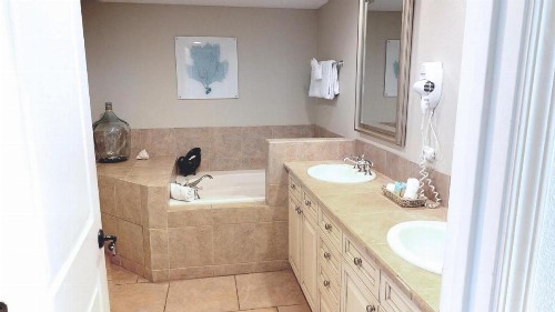 Luxurious 3 BR SkyHome with Panoramic Ocean Views and Steps From The Beach - image 22
