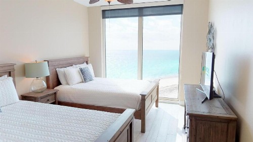 Luxurious 3 BR SkyHome with Panoramic Ocean Views and Steps From The Beach - image 6