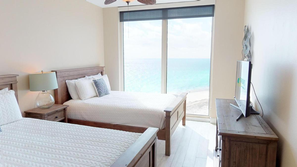 Luxurious 3 BR SkyHome with Panoramic Ocean Views and Steps From The Beach - image 6