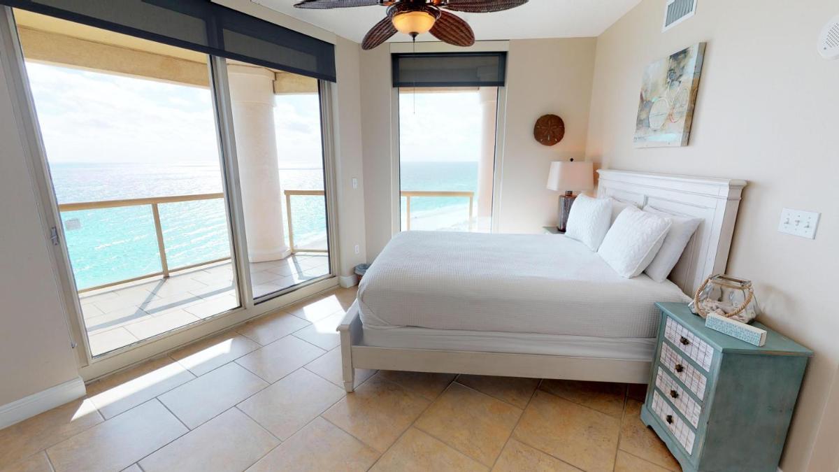 Luxurious 3 BR SkyHome with Panoramic Ocean Views and Steps From The Beach - image 7