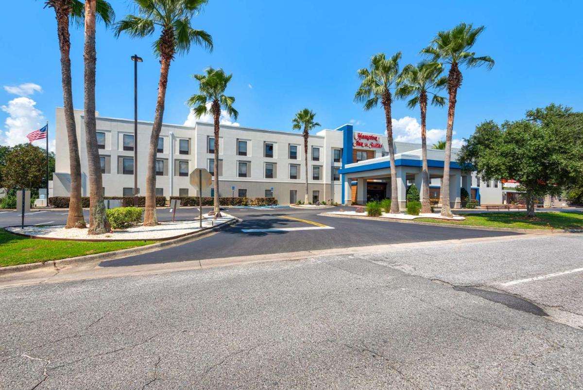 Hampton Inn & Suites Pensacola I-10 N at University Town Plaza - main image