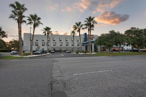 Hampton Inn & Suites Pensacola I-10 N at University Town Plaza - image 2