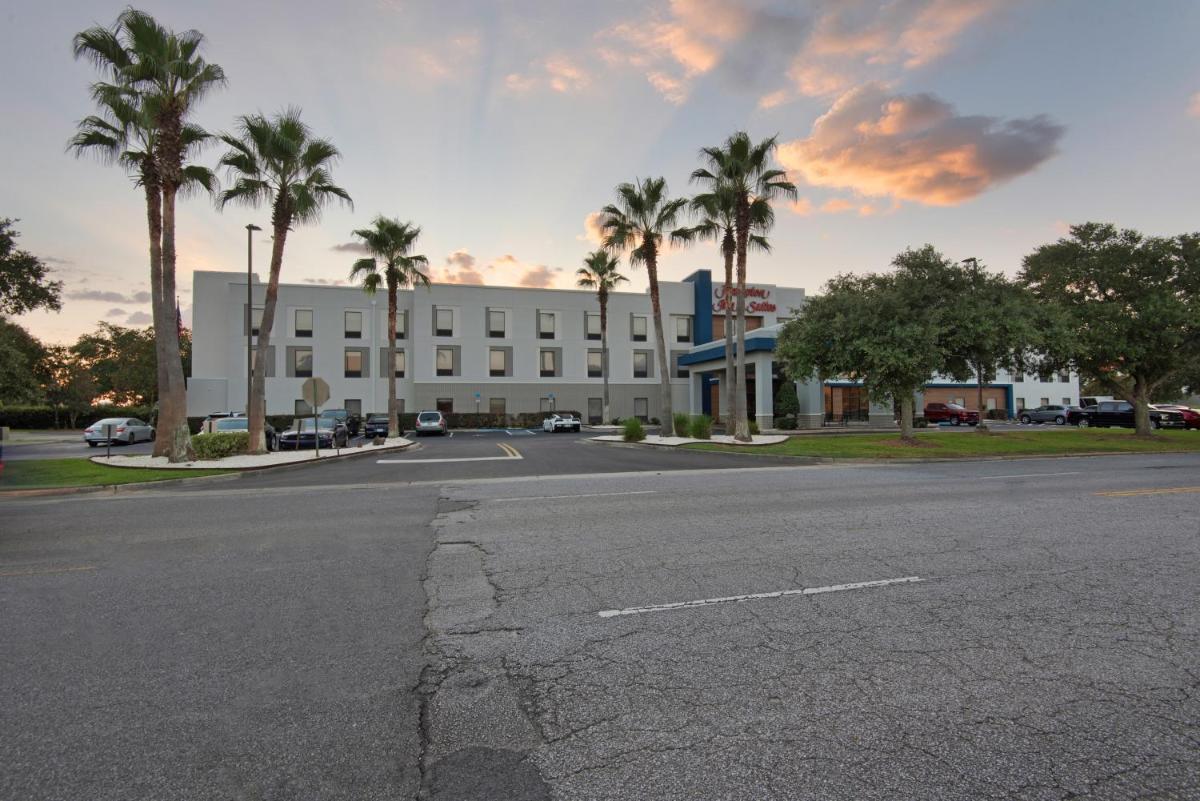 Hampton Inn & Suites Pensacola I-10 N at University Town Plaza - image 2