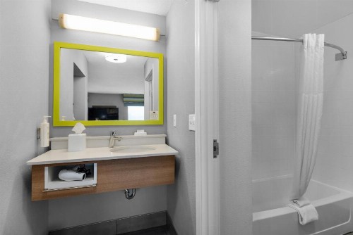 Hampton Inn & Suites Pensacola I-10 N at University Town Plaza - image 25