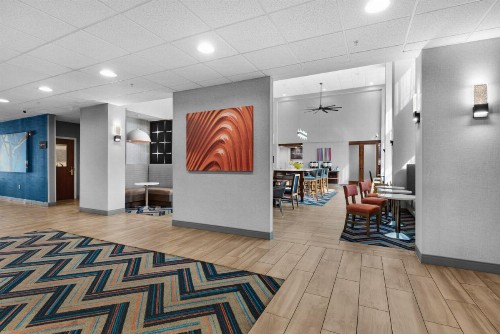 Hampton Inn & Suites Pensacola I-10 N at University Town Plaza - image 4
