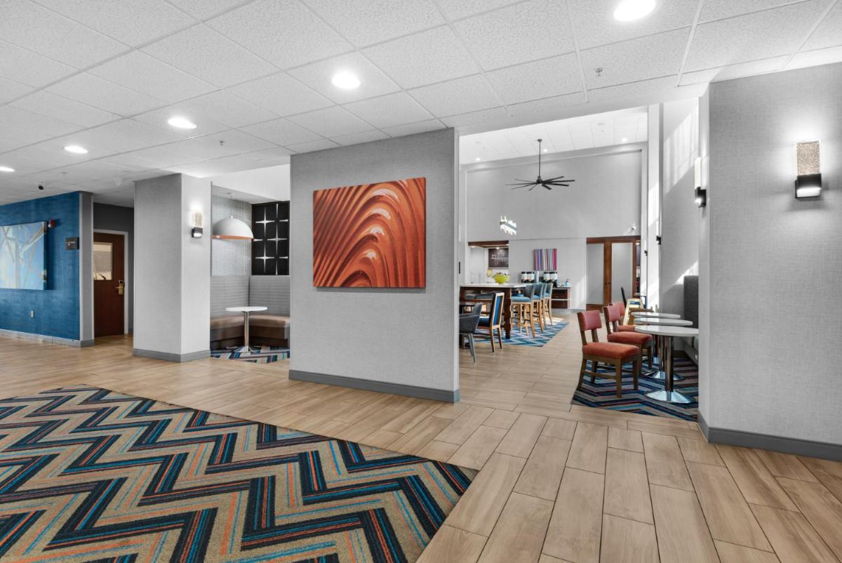 Hampton Inn & Suites Pensacola I-10 N at University Town Plaza - image 4