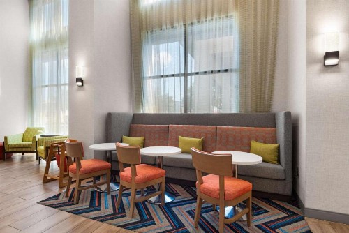 Hampton Inn & Suites Pensacola I-10 N at University Town Plaza - image 7