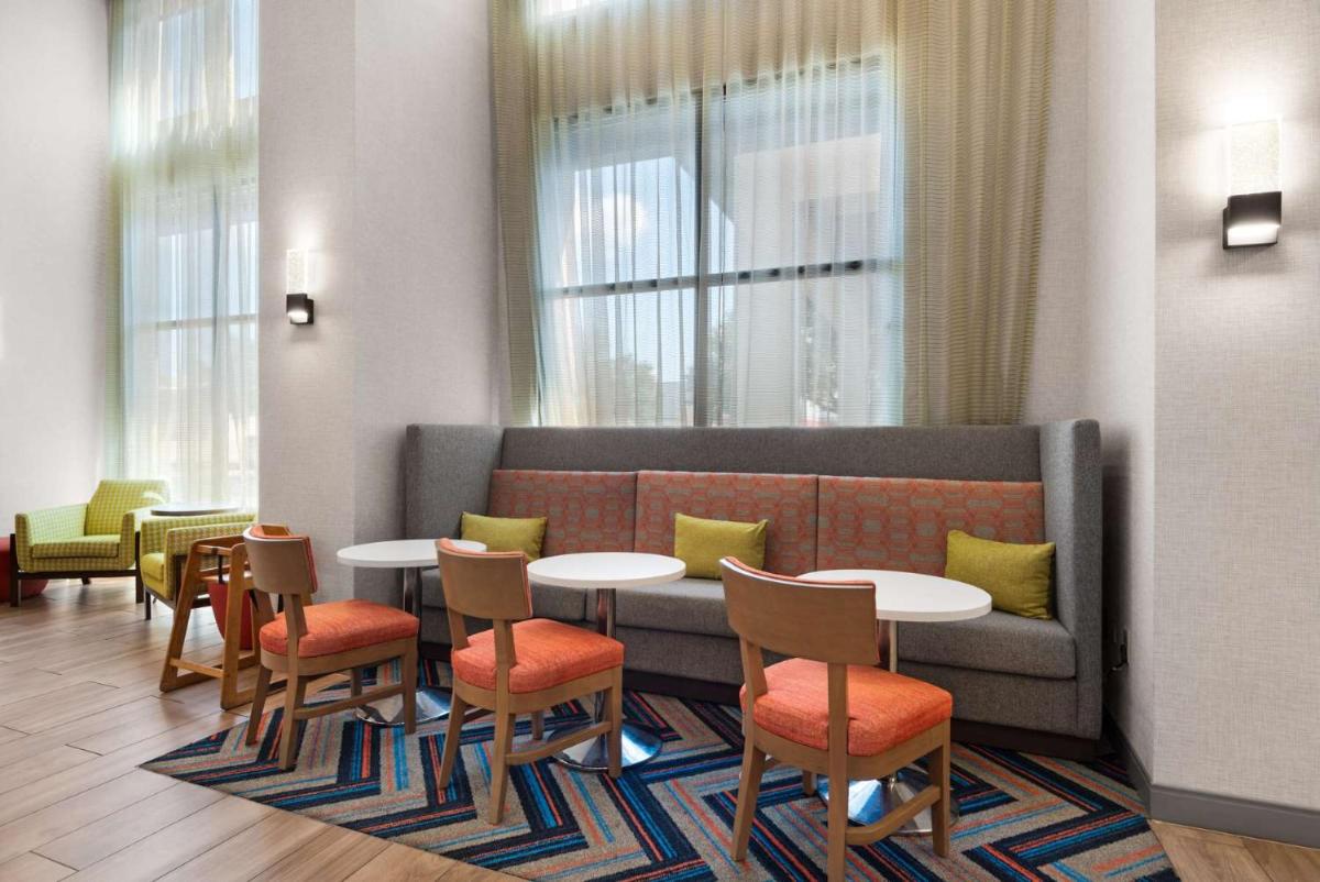 Hampton Inn & Suites Pensacola I-10 N at University Town Plaza - image 7