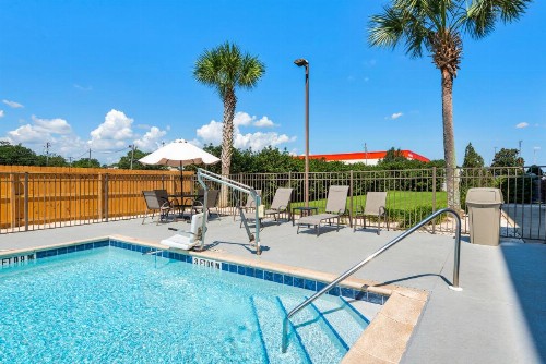 Hampton Inn & Suites Pensacola I-10 N at University Town Plaza - image 8