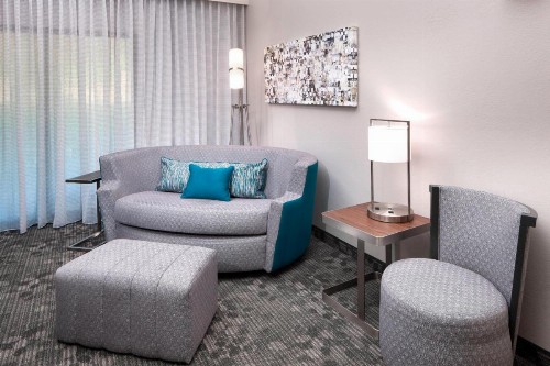 Courtyard by Marriott Pensacola - image 9