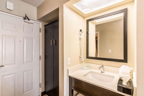 Clarion Inn - image 11
