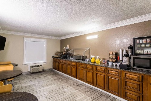 Clarion Inn - image 16