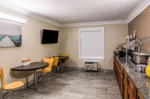 Clarion Inn - image 17