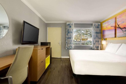 Days Inn by Wyndham Pensacola - Historic Downtown - image 33