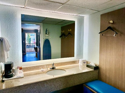 Days Inn by Wyndham Pensacola - Historic Downtown - image 7