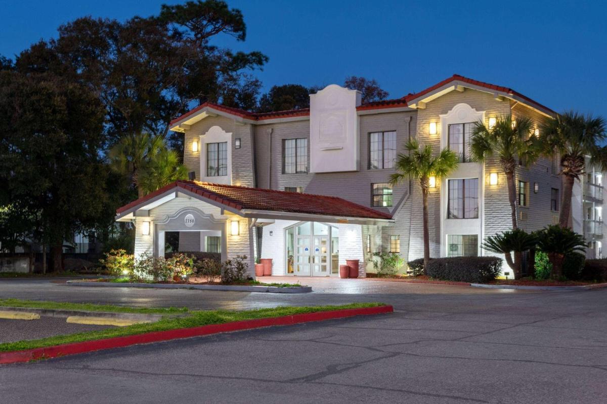 La Quinta Inn by Wyndham Pensacola - main image