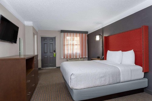 La Quinta Inn by Wyndham Pensacola - image 10