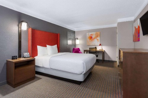 La Quinta Inn by Wyndham Pensacola - image 11