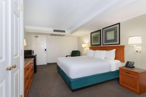 La Quinta Inn by Wyndham Pensacola - image 2
