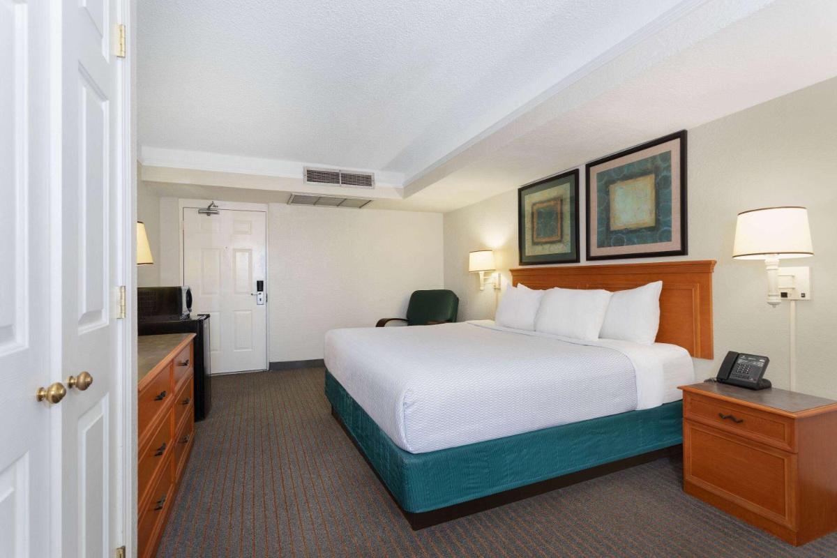 La Quinta Inn by Wyndham Pensacola - image 2