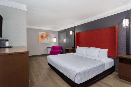 La Quinta Inn by Wyndham Pensacola - image 20
